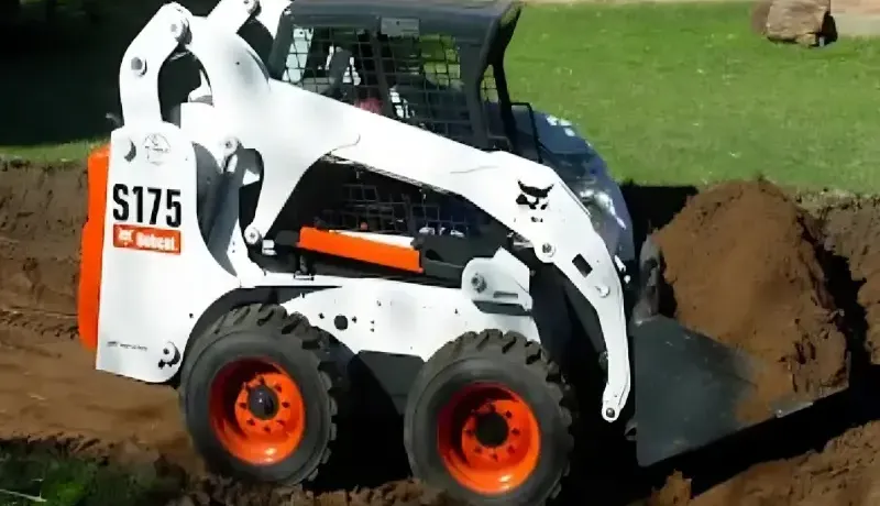 Terraplanagem com Mini Carregadeira Bobcat